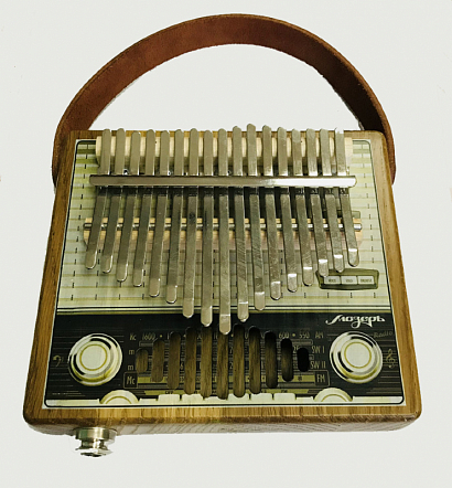МОЗЕРЪ KMT-EA3 -- калимба Требл Radio, резонаторная из массива дуба, со звукоснимателем